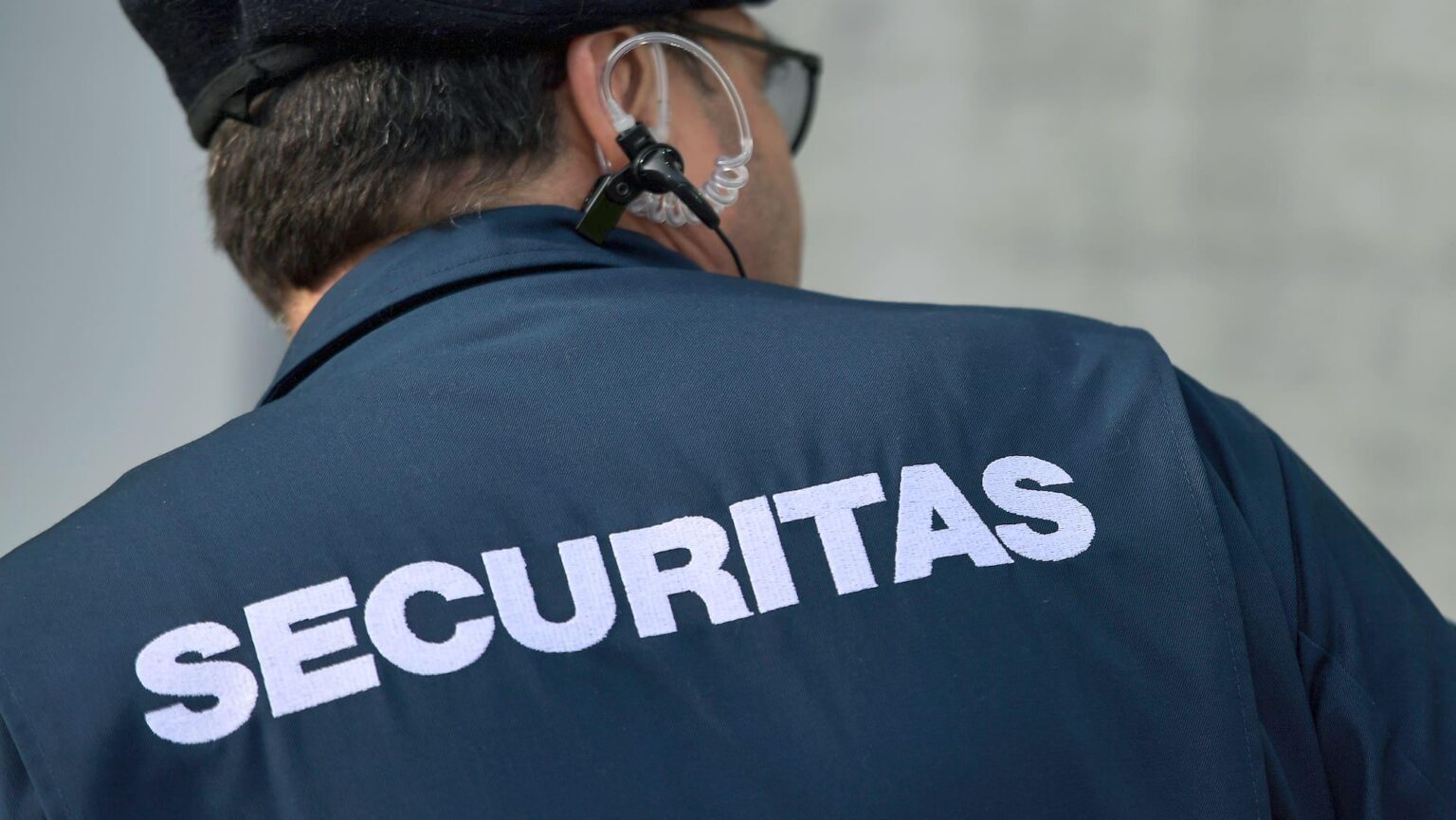 大規模な IT 障害の後、失業保険事務所を保護するために警備員が派遣されました