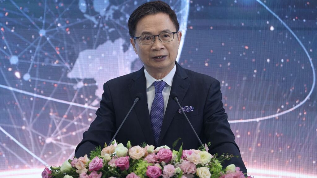 矢田亜希子、FOODEX JAPAN 2026開幕を前に台湾パビリオンへ 特製パイナップルバーガーの味に「美味しい!」と笑顔 | 黃信維(コウ・シンイ) | ニュース 矢田亜希子、FOODEX JAPAN 2026開幕を前に台湾パビリオンへ 特製パイナップルバーガーの味に「美味しい!」と笑顔 | 黃信維(コウ・シンイ) | ニュース