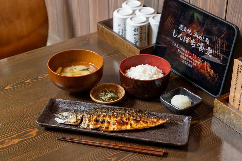 【炭火焼和めし処 しんぱち食堂 CoCoLo新潟店】炭火焼きの焼魚を新潟駅ナカでサクッと食べられる! |新潟市中央区新潟駅 【炭火焼和めし処 しんぱち食堂 CoCoLo新潟店】炭火焼きの焼魚を新潟駅ナカでサクッと食べられる! |新潟市中央区新潟駅