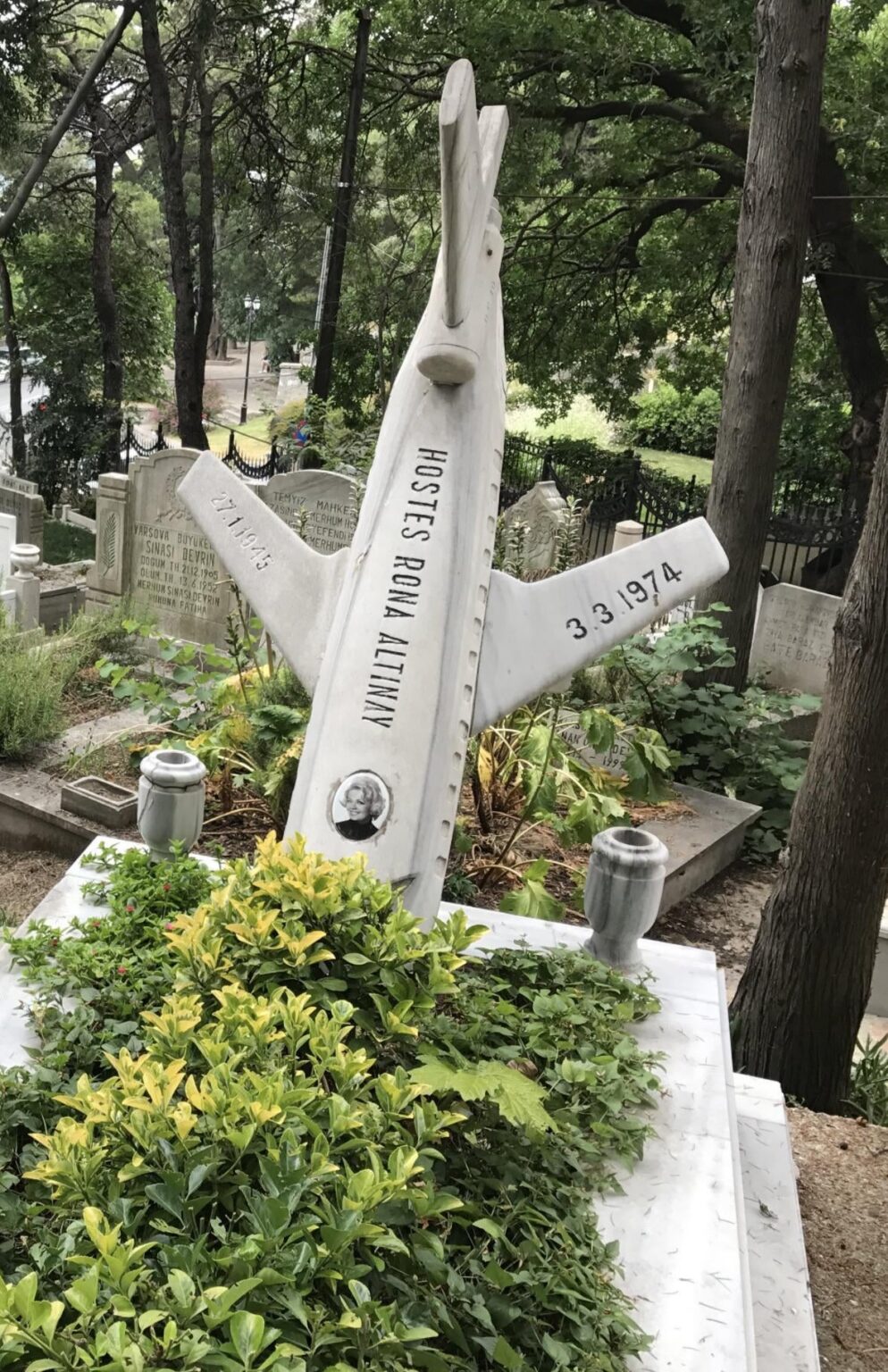 墜落事故で亡くなったんだ…じゃあ墓石は墜落する飛行機で！