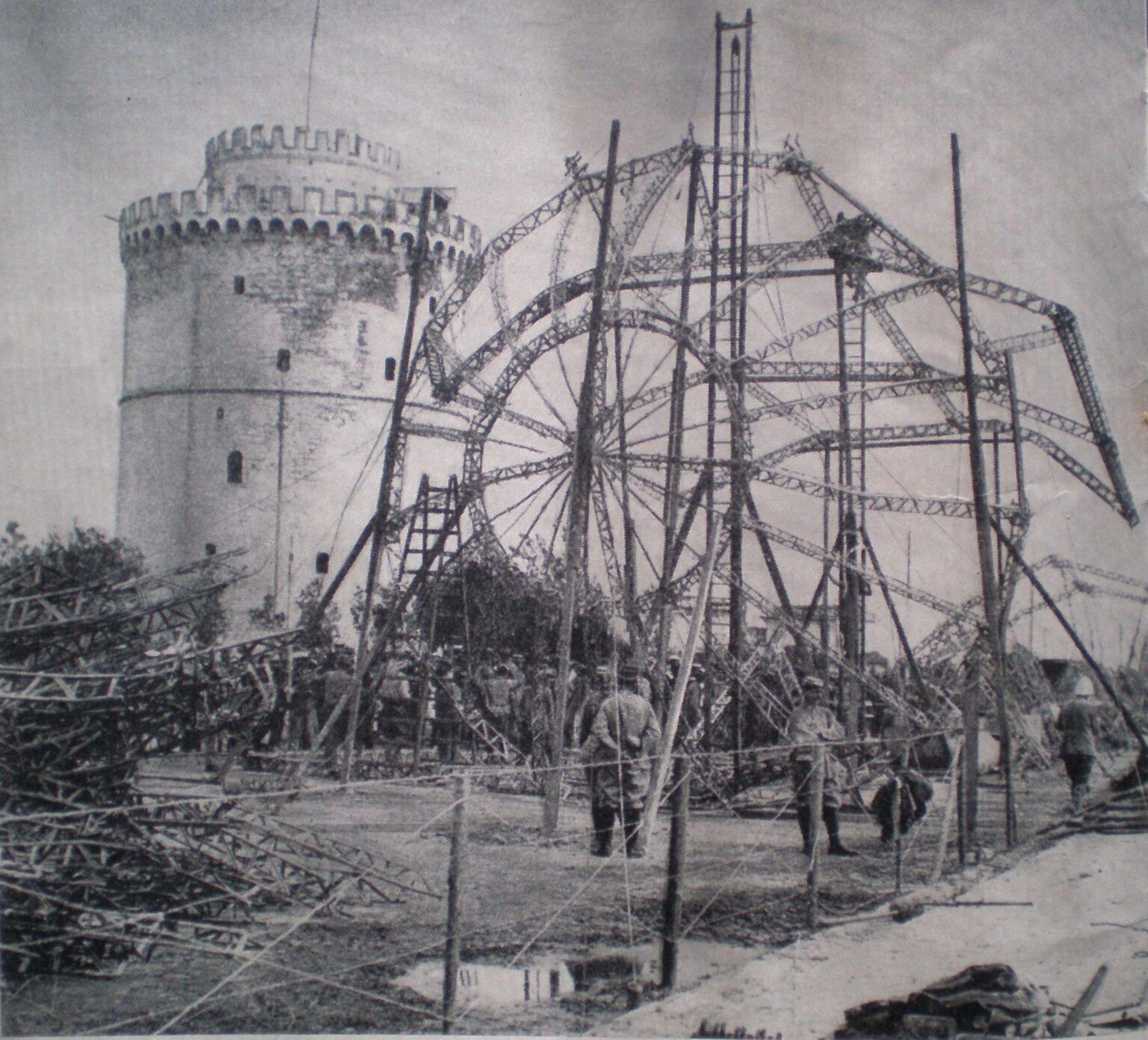 1916 年 5 月 6 日に英国戦艦アガメムノンによる都市砲撃中に撃墜され、アクシオス河口に墜落した P 級ツェッペリン LZ-85 爆撃機の残骸がホワイト タワーに展示されています。