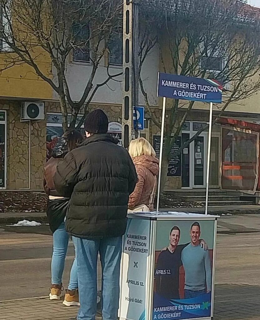 フィデスのピットは青色で、しかもフィデスのロゴのないスタンドが付いています。