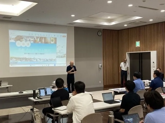 会議室で、プレゼンテーションをしている様子