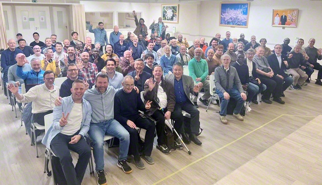 信心の歓喜の渦を起こしゆくことを約し合ったベルギー壮年部の大会（22日、ベルギー文化会館で）