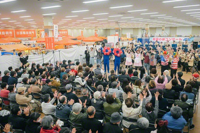 会場に笑顔の花を咲かせた企画出演者ら。体を張った名演技に来場者は拍手喝采で応えた（29日、ワイプラザ輪島店で）