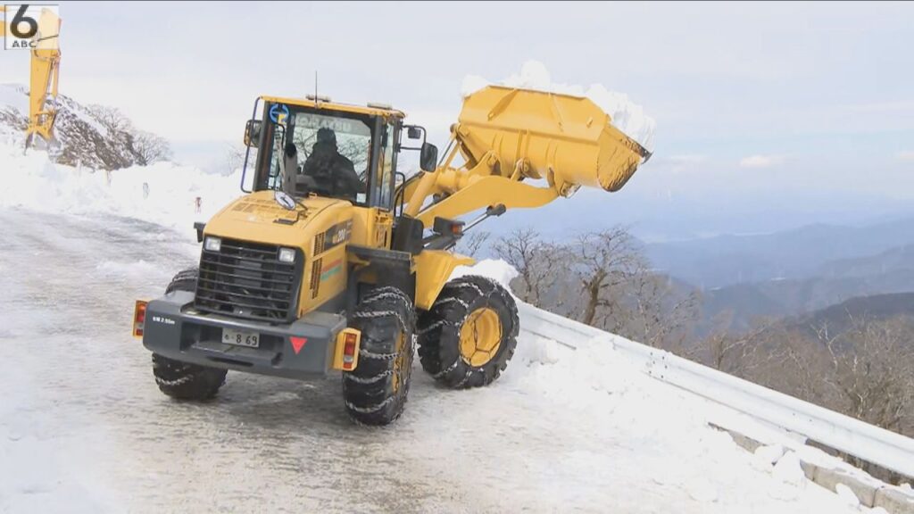 滋賀と岐阜にまたがる伊吹山ドライブウェイで除雪作業進む 4月18日に開通予定 滋賀と岐阜にまたがる伊吹山ドライブウェイで除雪作業進む 4月18日に開通予定