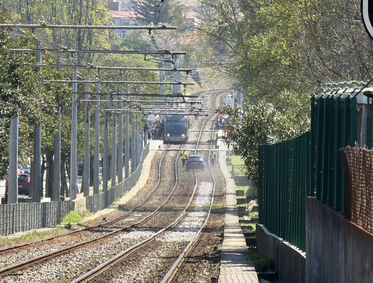 車がポルト地下鉄の線路に入った