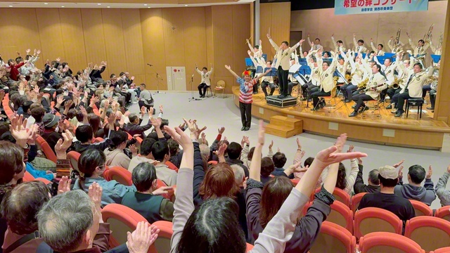 「関吹ミュージックフェア2026」と題した企画で来場者と一緒にポーズ（28日、石川県七尾美術館で）