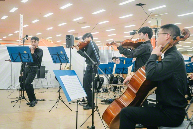 コンサートの開幕を飾った関西音楽隊の弦楽団によるアンサンブル。おなじみの名曲を軽快に奏でた（29日、ワイプラザ輪島店で）