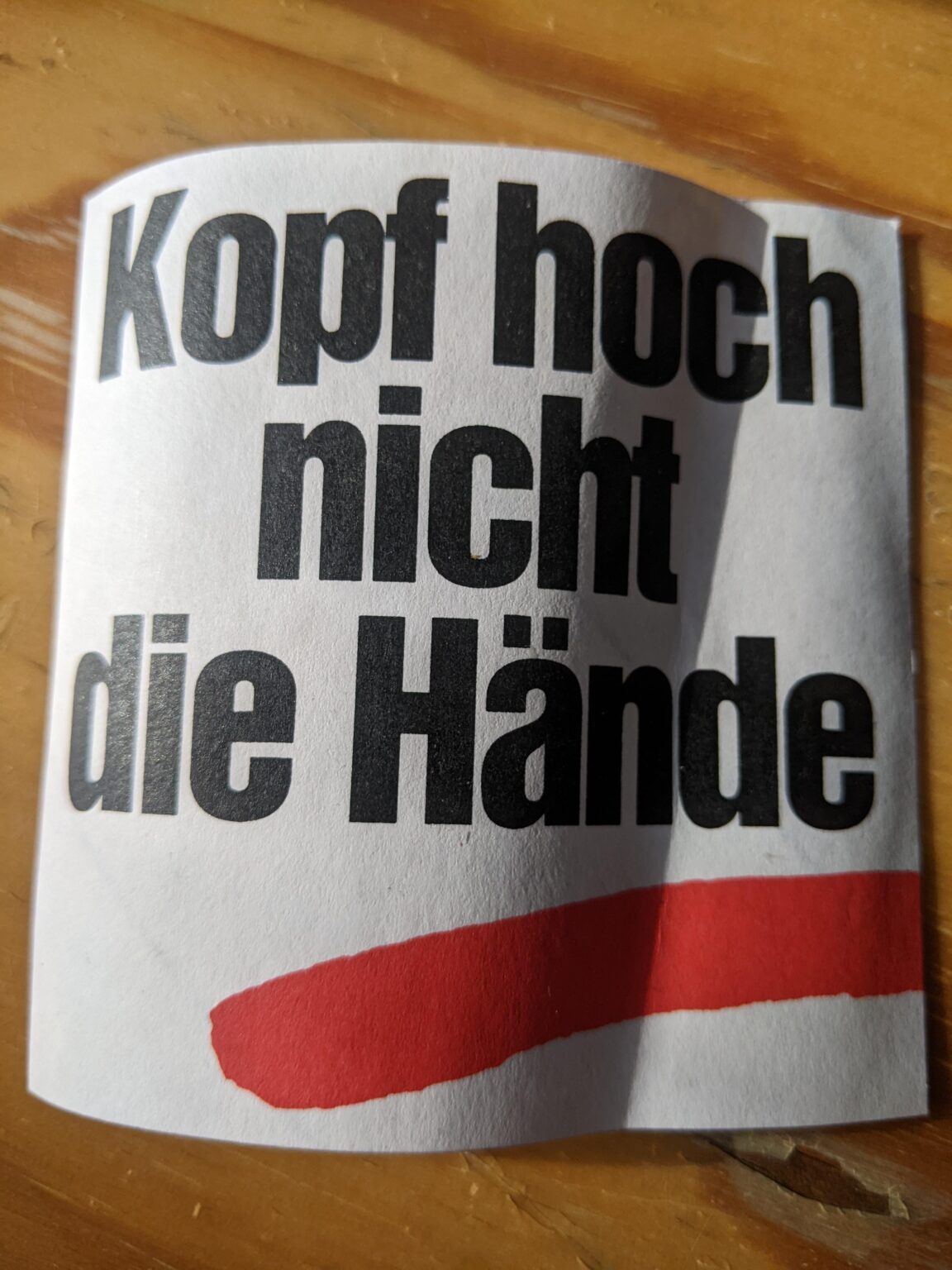 誰かこのステッカー/スローガンについて教えてもらえますか?