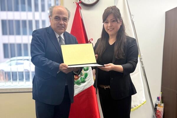 三重大学 | 医学部附属病院 総合サポートセンターのアラウコ マリア(Maria Arauco)医療通訳士がペルー外務省より「海外で活躍するペルー人女性」として表彰されました 三重大学 | 医学部附属病院 総合サポートセンターのアラウコ マリア(Maria Arauco)医療通訳士がペルー外務省より「海外で活躍するペルー人女性」として表彰されました