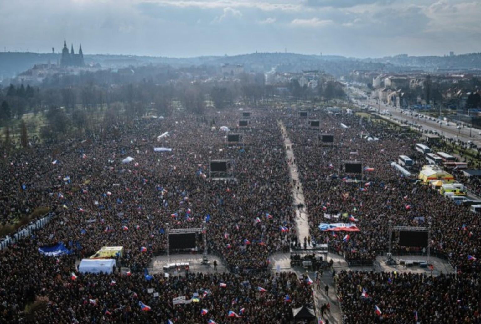 プラハで大規模なデモ