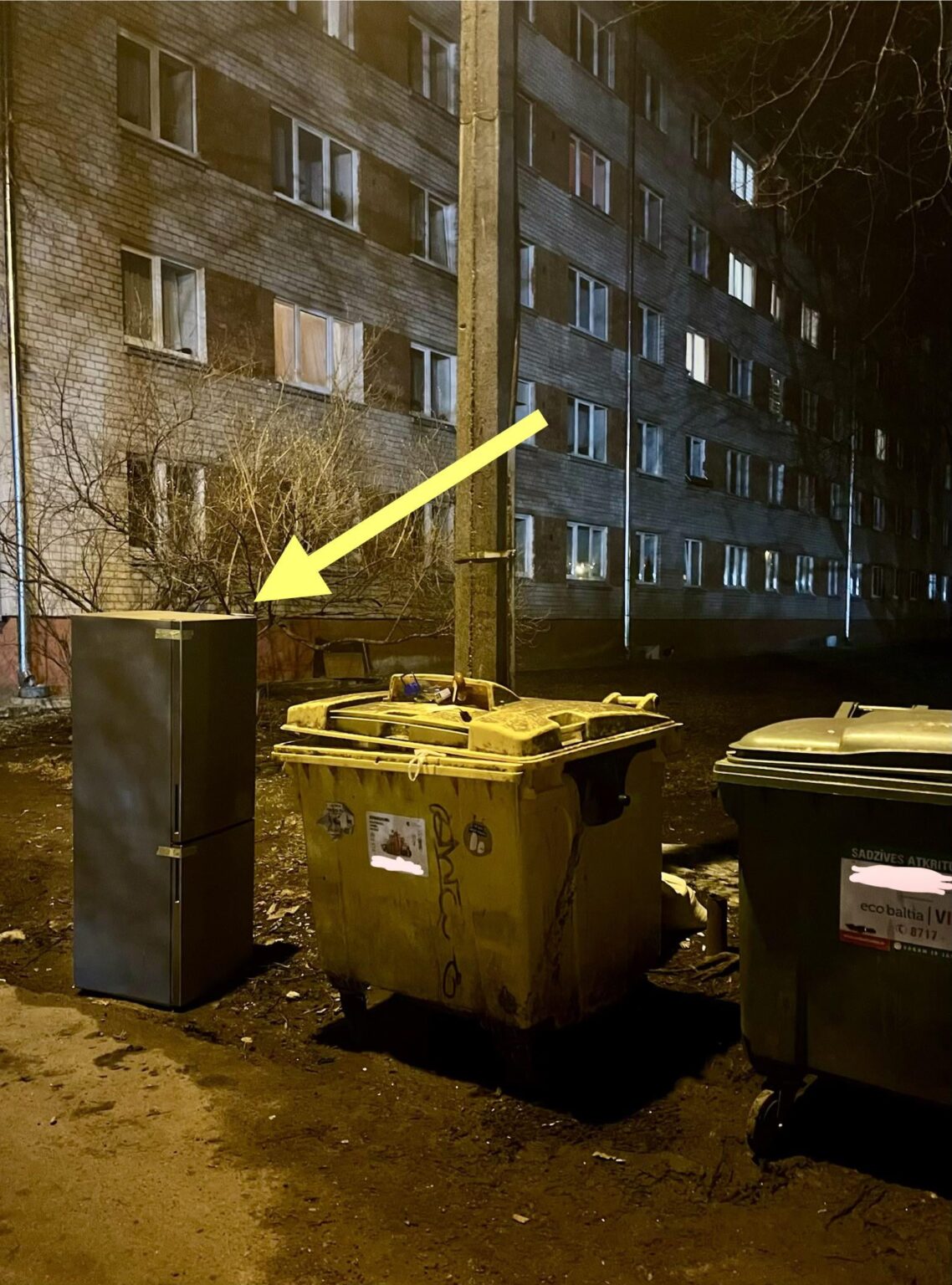 冷蔵庫を返します。おそらく働いています。自己出口。