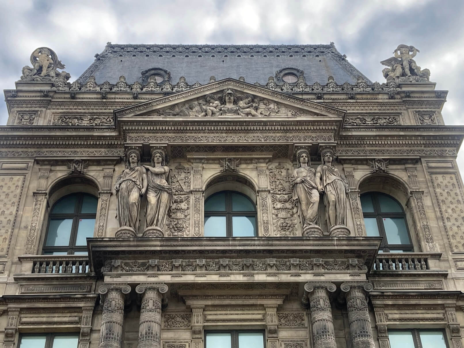 パリ・カルチャー情報「パリの建物を支える女性像、「カリアティード」の秘密」