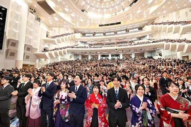 人間教育の最高学府を巣立ち、平和の連帯を築くことを誓い合った卒業式。式典前には学業などで優秀な成績を収めた創大生、短大生が表彰された（創大池田記念講堂で）