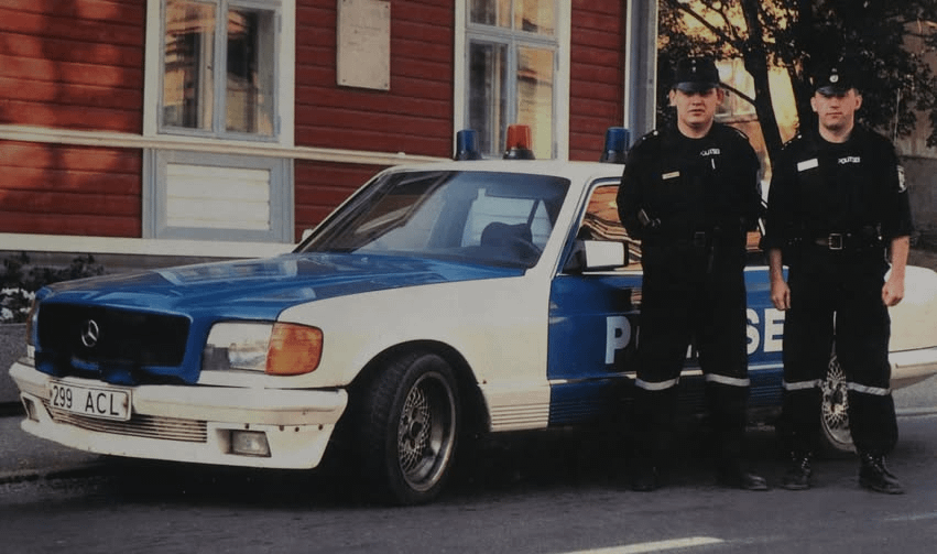 90年代のヴァルガ警察。当時は用紙さえありました（当初、エストニア警察には用紙さえありませんでした）。私たちはたまたま利用可能なものを運転しました。