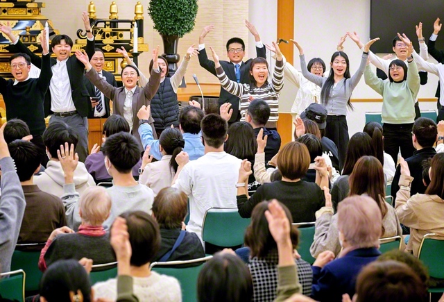 参加者で、リズミカルな音楽に合わせて踊る台湾の「帯動唱（ダイドンチャン）」を。最後は皆が立ち上がって踊り、会場は一体に（川越文化会館で）