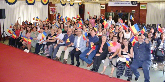 池田先生の訪問33周年を慶祝するチリSGIの勤行会。広布誓願に燃える友が記念のカメラに（1日、チリ文化会館で）