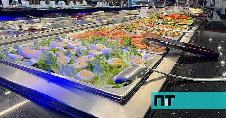 衛生上の問題で休業したビュッフェは500席あり、寿司やシーフードを11ユーロで提供していた