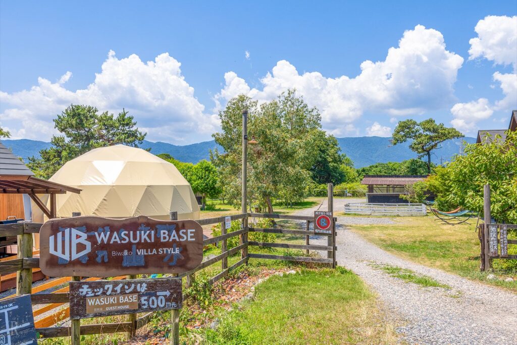 【滋賀県】琵琶湖の波音で目覚める贅沢。ドーム型テント＆大型コテージ「WASUKI BASE びわ湖 VILLA STYLE」が予約受付を開始！
