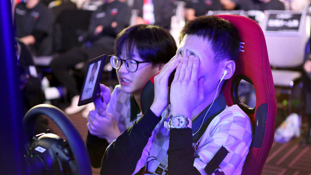 【レースレポート】#25 MIE TOYOPET CLUB TEAM BTF SPIRITが奇跡の大逆転で勝利＆シリーズ制覇！ 企業対抗戦 | RACE REPORT