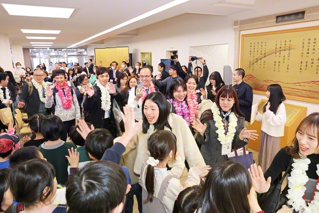 群馬文化会館では、台湾SGIの友一人一人に花のレイをかけ、ハイタッチしながら、盛大に出迎えた