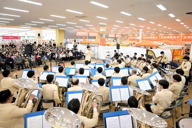 福光の春を彩る関西吹奏楽団の「希望の絆」コンサート。ときおり、来場者から「ありがとう！」「ブラボー！」など感激の声が。石川総県の表川総県長があいさつした（29日、石川・輪島市のワイプラザ輪島店で）