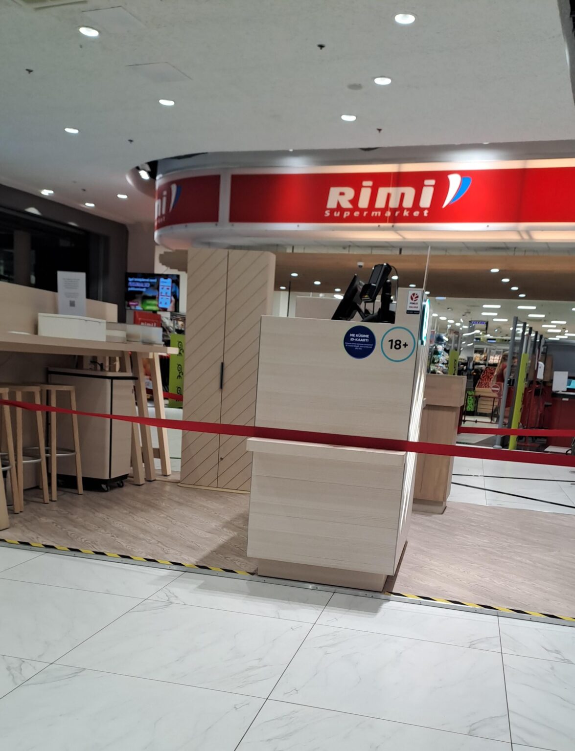 ポケットの縁の前にあるニコチンブースが気持ち悪いと思うのは私だけでしょうか？