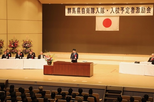 写真：あいさつする山本知事