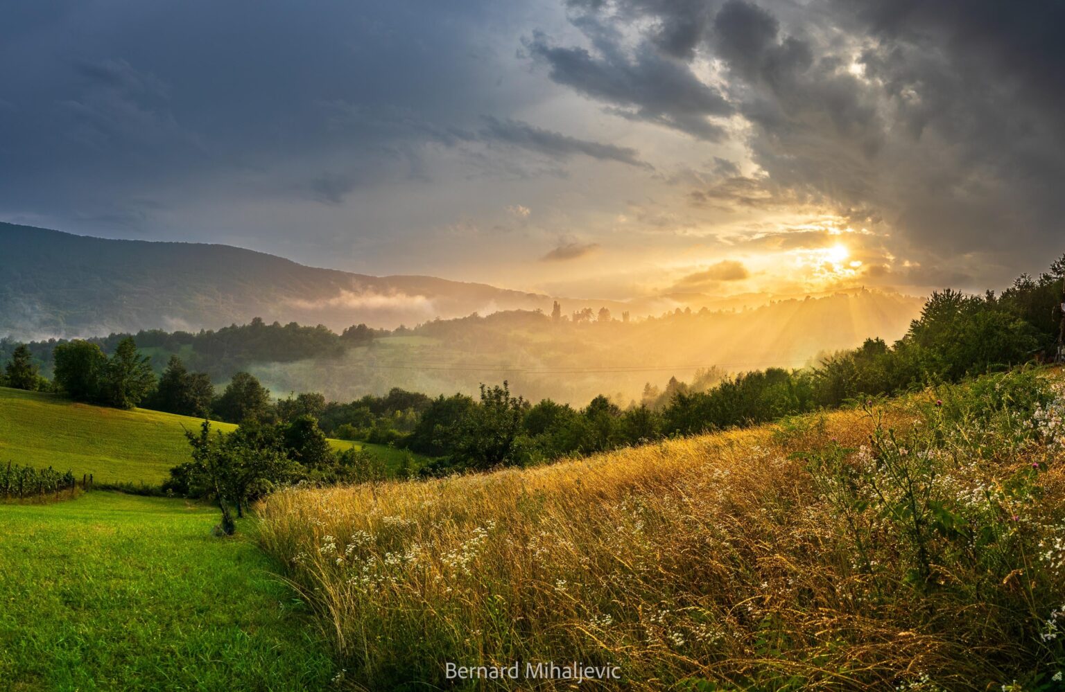 ジュンベラク、雨と日没。私たちの美しい家のお気に入りの部分の 1 つ。