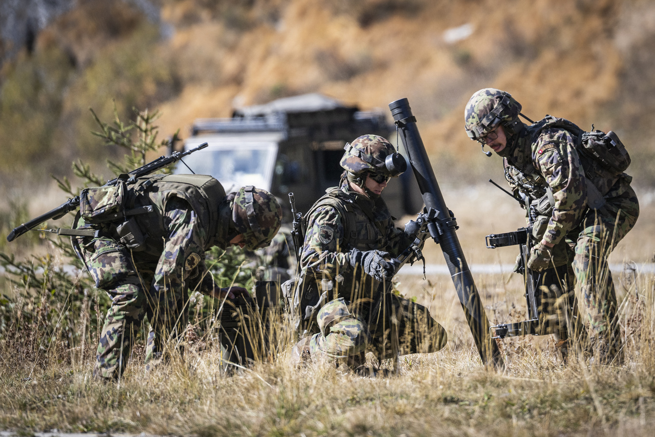 スイス・ヒンターラインの訓練場にて迫撃砲を用いた戦闘訓練に臨むスイス軍の兵士