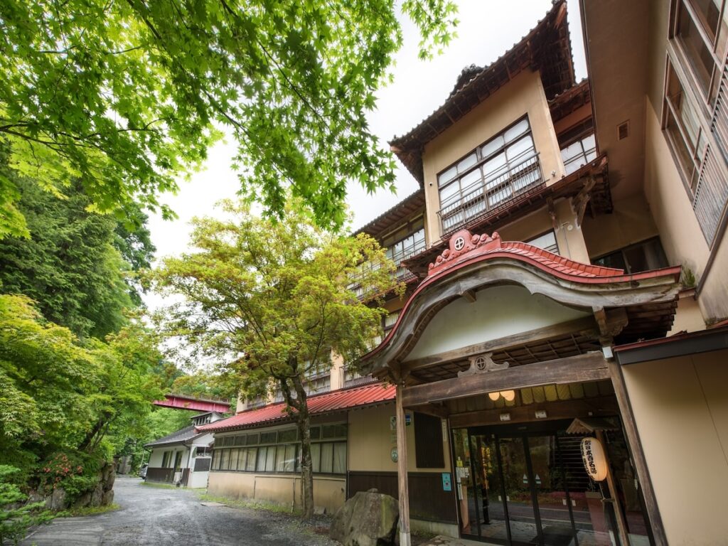 【岩手県の人気ホテル】「鉛温泉 藤三旅館」は日本一深い自噴岩風呂が楽しめる歴史ある宿 - All About ニュース