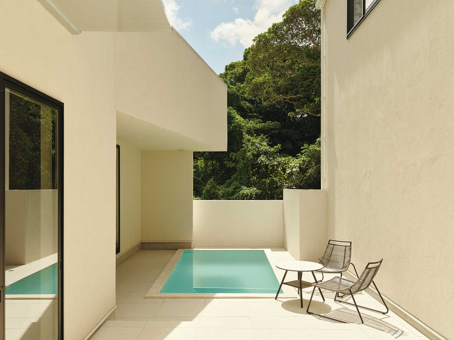 各棟のプール部分に設けた斜めにせり出したバルコニーが空間の奥行きをもたらす