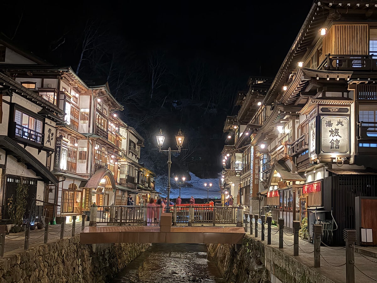 温泉街の街並み（夜）