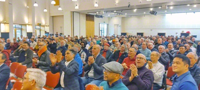 イギリス壮年部の集い。詩の朗読や、合唱などが会合に花を添えた