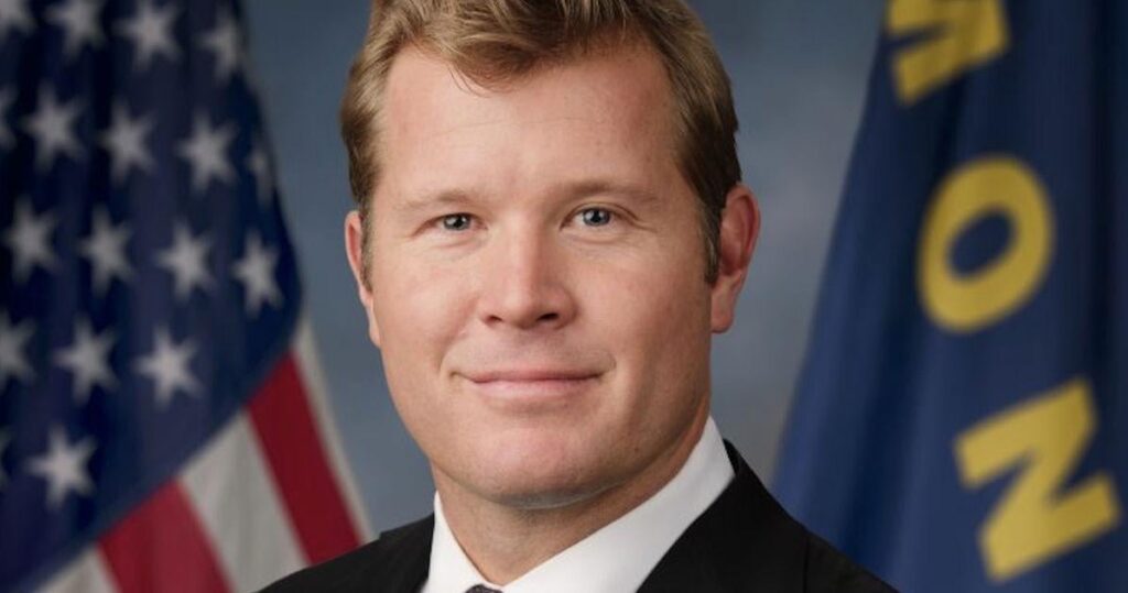 共和党上院議員がイラン戦争への抗議中に海兵隊員の手を骨折したとされる