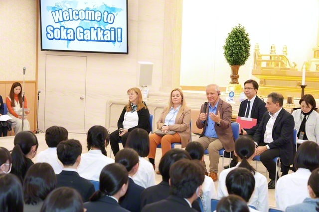 「平和のためにできることは？」など、未来部員の質問に答えるネグレティ学術所長（世界聖教会館内の言論会館で）