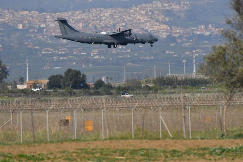 イタリアは米国が中東に向けて着陸し出航するためにシゴネラ軍事基地を使用することを拒否した。