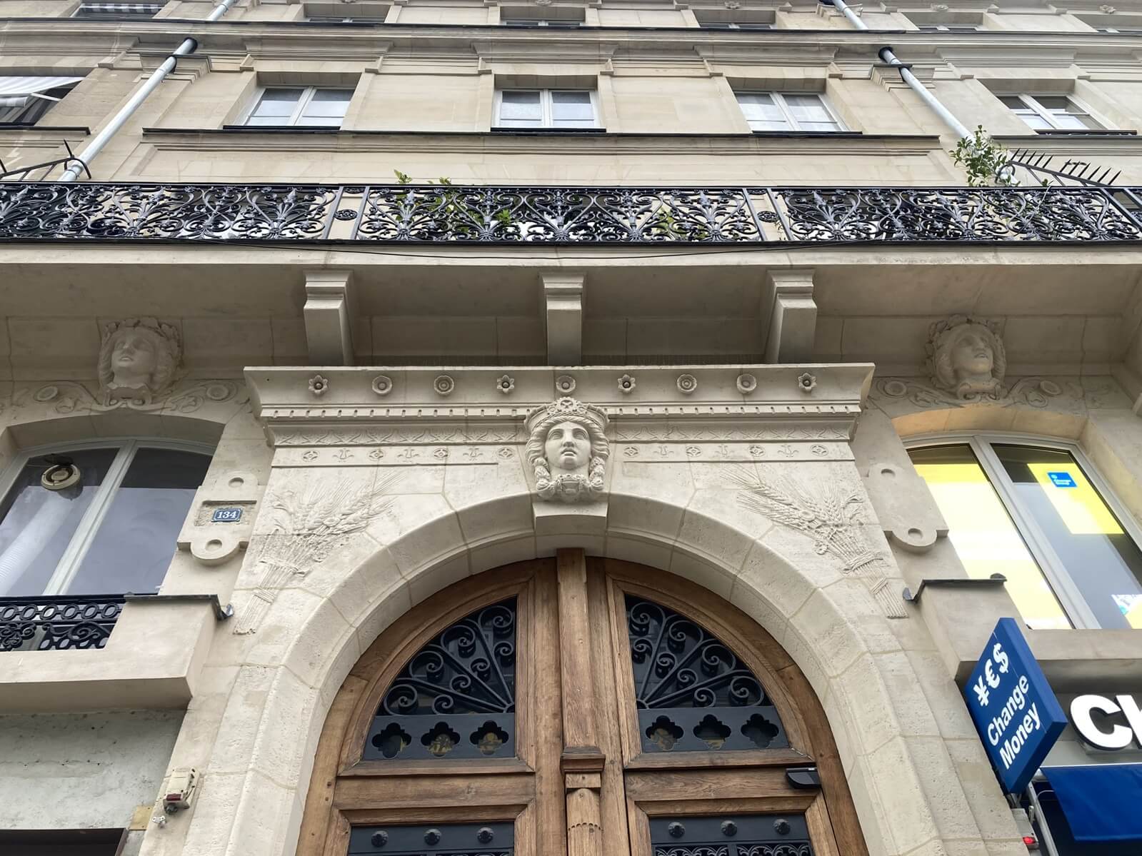 パリ・カルチャー情報「パリの建物を支える女性像、「カリアティード」の秘密」