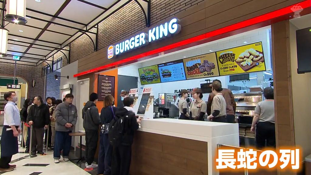 青森市「THREE」に新フードホール「アオマチテラス」開業 バーガーキングに行列!一番乗りは午前5時に並ぶ