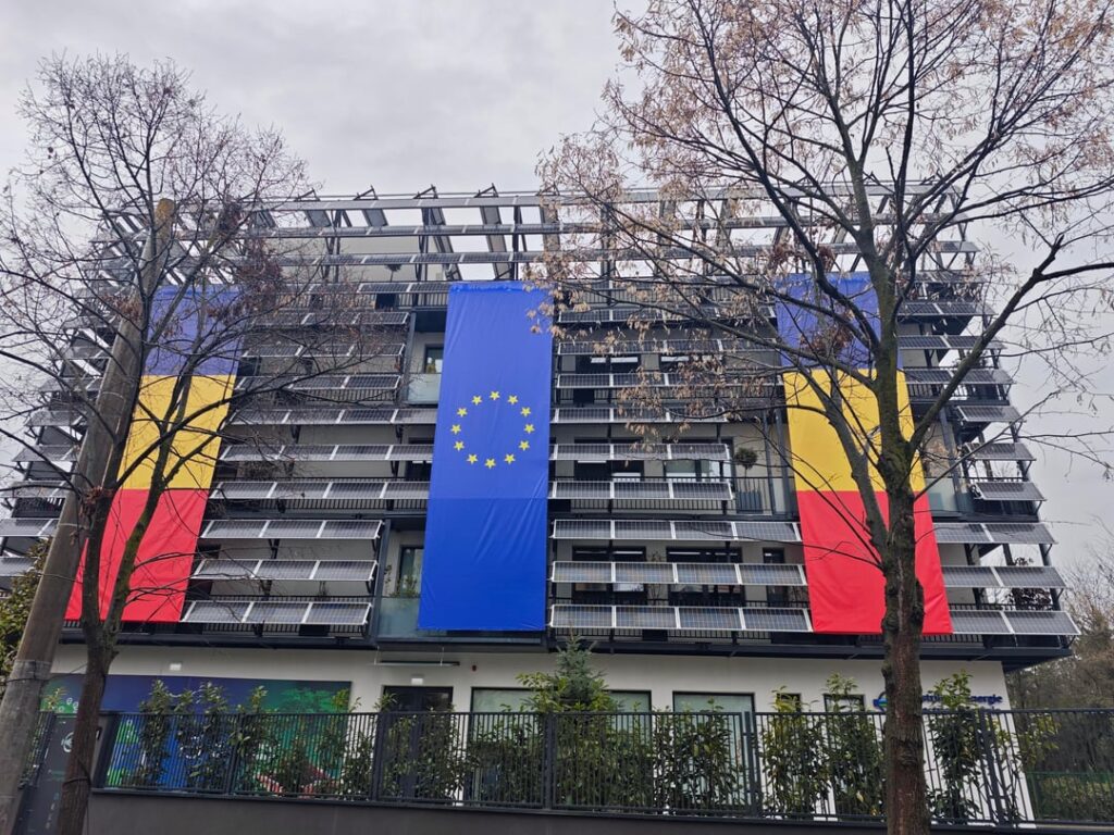 まさに小説の天才！太陽光発電 + 旗