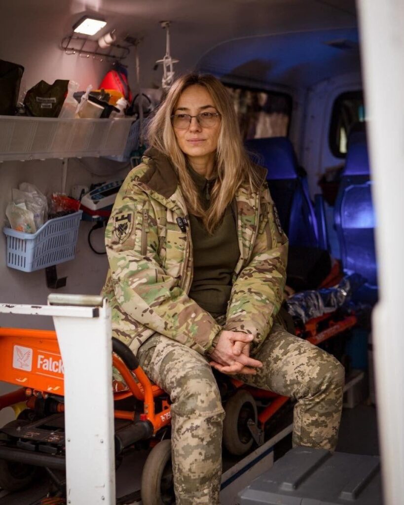 ウクライナ海兵隊第30海兵隊およびウクライナ陸軍第5独立重機械化旅団所属のウクライナ人女性。