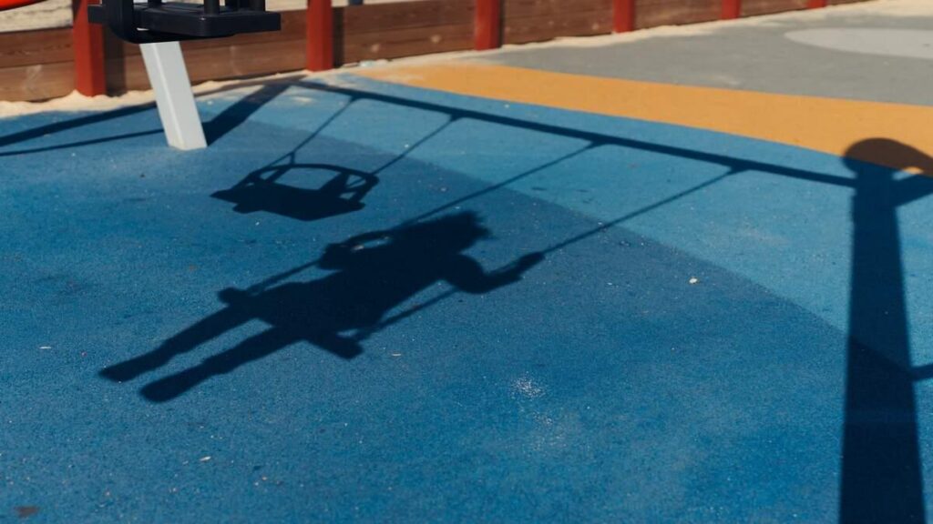 ボヌヴォワ保育園の庭で注射器を見つけた子供に予防的HIV治療が施される