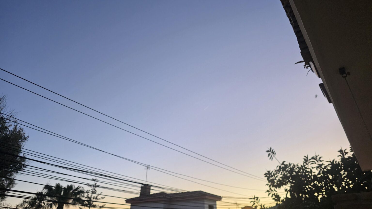 午後9時そしてまだ昼間です