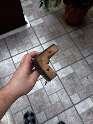 写真のような家具の脚をどこで入手できるか教えていただけますか?または同様のものですか？