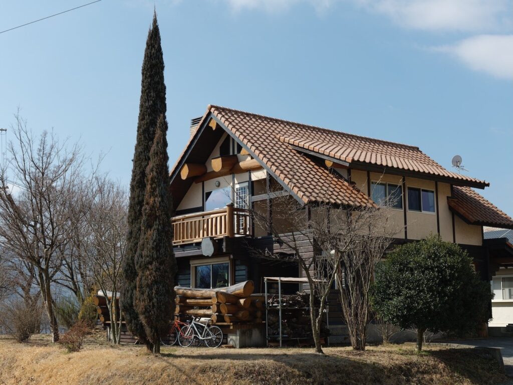 【熊本県初】名建築が大人の隠れ家に。日本ログハウス・オブ・ザ・イヤー受賞、絵画が迎えるログハウスで寛ぎ、遊び、ととのう。ペットと泊まれる一棟貸し「南阿蘇 林画邸 LOG HOUSE」プレオープン | 株式会社りとまるのプレスリリース