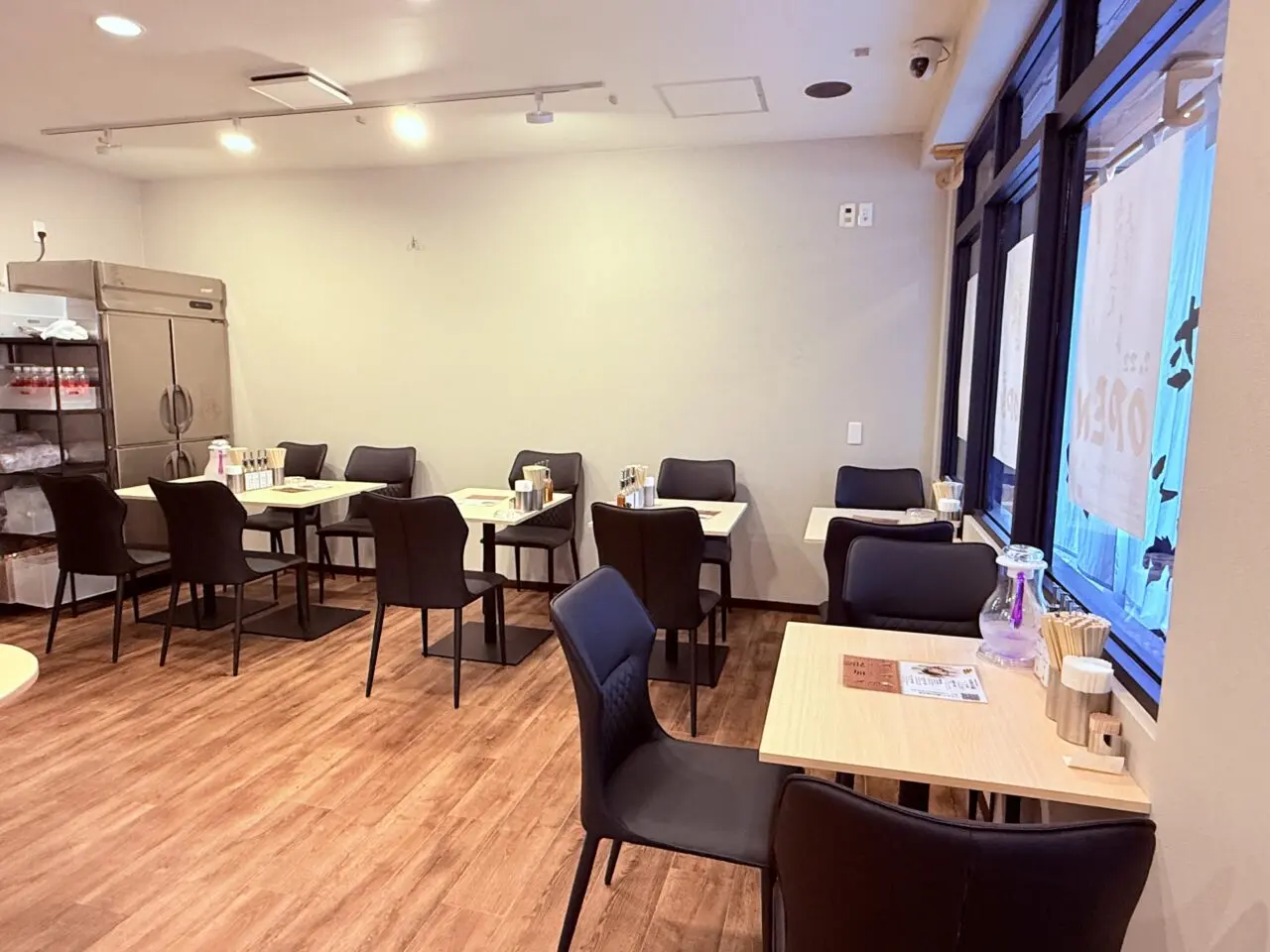 高知市本町の「人類みなまぜそば」の店内の様子