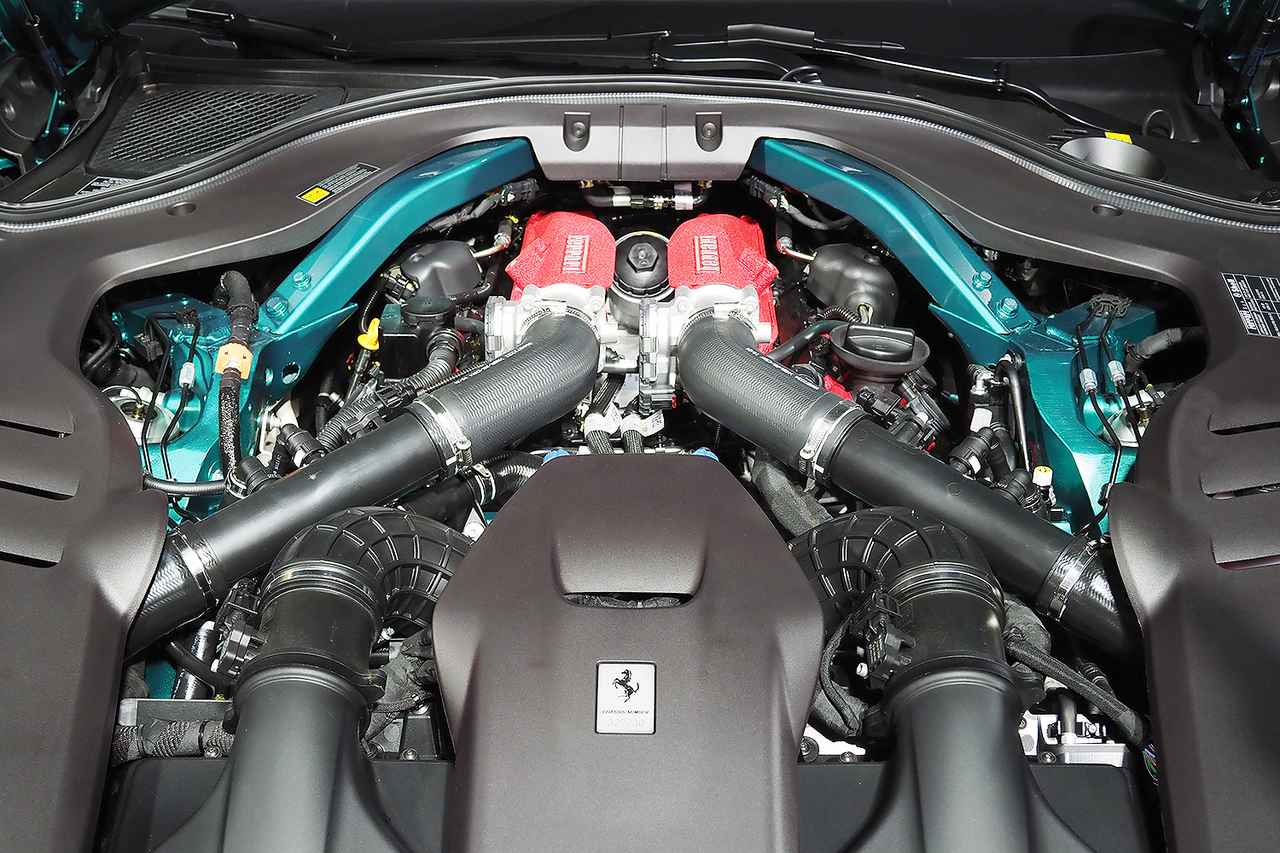 画像: シンメトリーが美しい、3.9LのV8ツインターボエンジンのパワースペックはクーペと同じ。