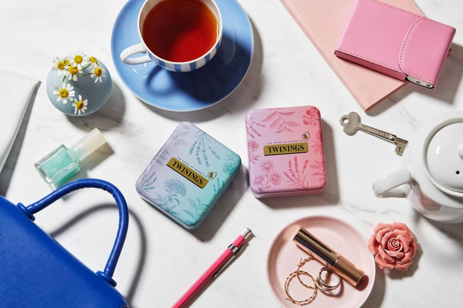 英国王室御用達トワイニング イギリス発の人気アイテムが初上陸 ＜トワイニング＞「ティー ポケット缶(ピンク／ブルー）」2026年3月10日（火）新発売