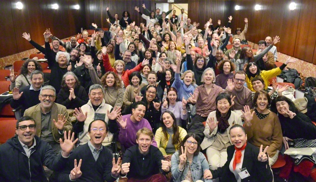 研修会に集ったポルトガルの第2、第3、第4方面の友が記念のカメラに（1日、リスボン市内で）